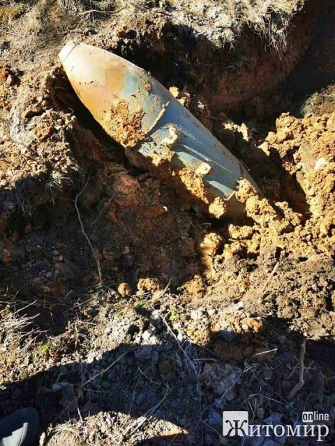 У селі на Коростенщині піротехніки знищили сучасну фугасну авіаційну бомбу. ФОТО