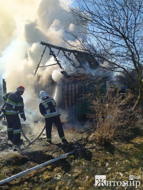 У Новограді-Волинському горів будинок, травмувався чоловік. ФОТО