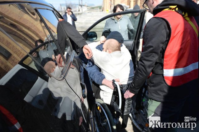 З Житомира до Польщі відправили трьох важкохворих людей, - мер