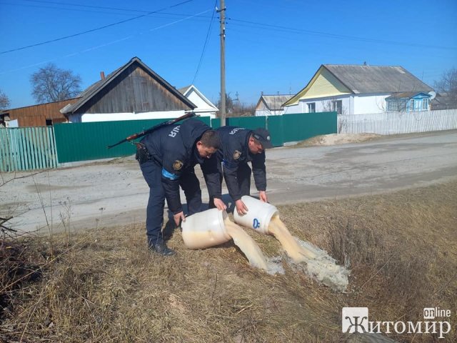 У жителя Баранівки поліцейські вилучили та знищили 350 л браги та близько 100 л самогону. ФОТО