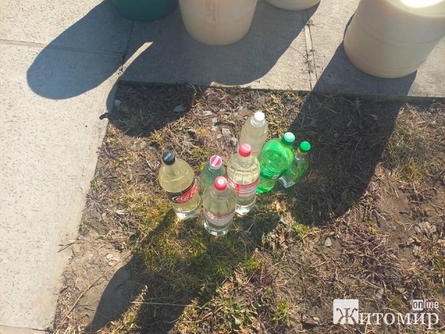 У жителя Баранівки поліцейські вилучили та знищили 350 л браги та близько 100 л самогону. ФОТО