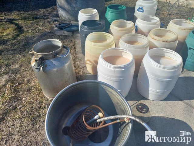 У жителя Баранівки поліцейські вилучили та знищили 350 л браги та близько 100 л самогону. ФОТО