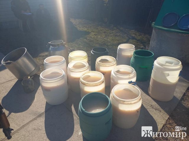 У жителя Баранівки поліцейські вилучили та знищили 350 л браги та близько 100 л самогону. ФОТО