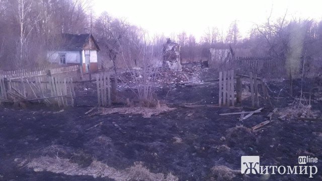 Внаслідок обстрілу на території Коростенської та Малинської громад знищено три та пошкоджено 10 будинків. ФОТО