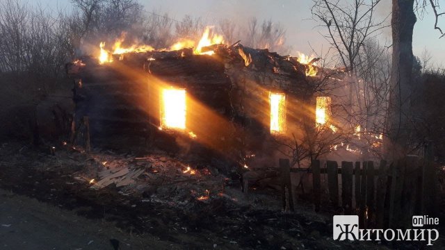 Внаслідок обстрілу на території Коростенської та Малинської громад знищено три та пошкоджено 10 будинків. ФОТО