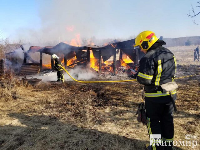 Внаслідок обстрілу на території Коростенської та Малинської громад знищено три та пошкоджено 10 будинків. ФОТО