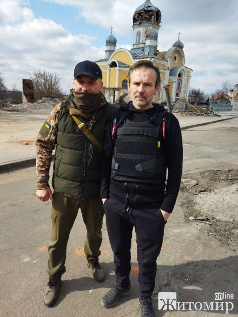 Святослав Вакарчук побував на Житомирщині та показав зруйновані авіаударами будівлі. ФОТО