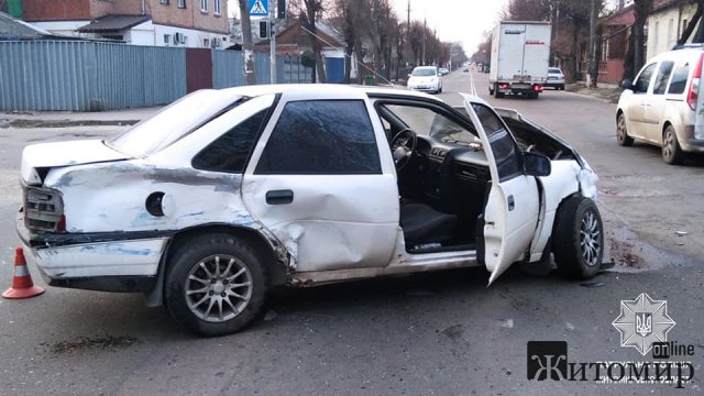 ДТП на перехресті Мазепи та Героїв Крут в Житомирі: травмувалися водії Opel та Mercedes. ФОТО