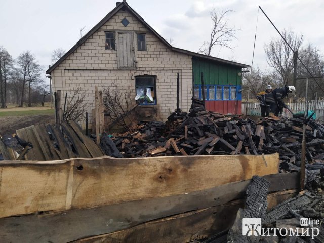 У селі Новоград-Волинського району горіла будівля, травмувалась господарка. ФОТО