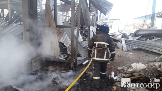На Коростенщині через ракетний удар на підприємстві сталася пожежа. ФОТО