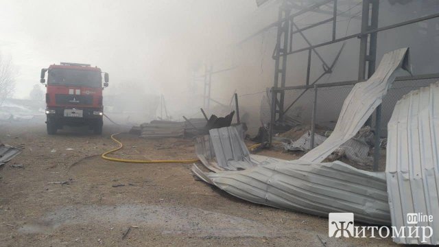 На Коростенщині через ракетний удар на підприємстві сталася пожежа. ФОТО