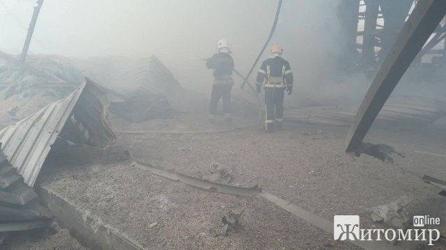 На Коростенщині через ракетний удар на підприємстві сталася пожежа. ФОТО
