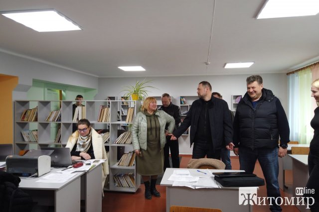 Міністр освіти і науки в Житомирі подивився на зруйнований ліцей. ФОТО