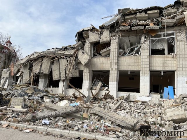 Міністр освіти і науки в Житомирі подивився на зруйнований ліцей. ФОТО