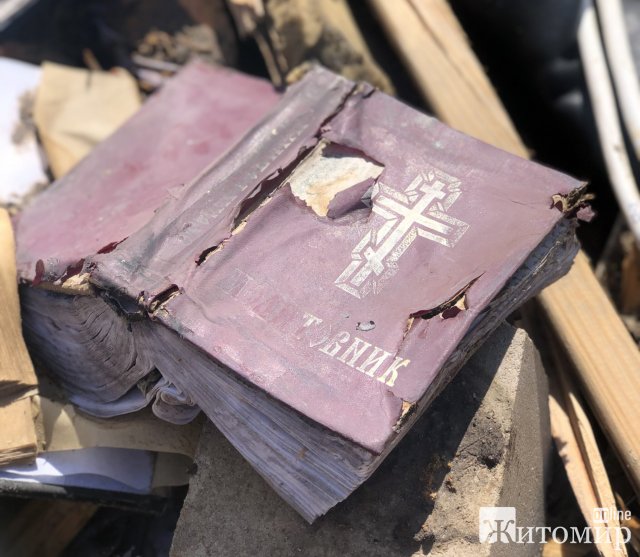 У селі на Малинщині після бомбардування частини тіл родини збирали по всьому подвір’ю. ФОТО