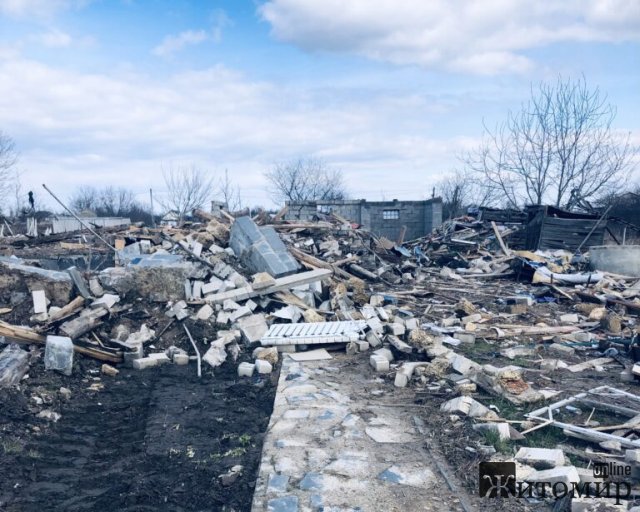 У селі на Малинщині після бомбардування частини тіл родини збирали по всьому подвір’ю. ФОТО