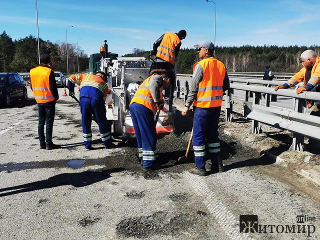 Дорожники взялися відновлювати трасу Житомир-Київ. ФОТО