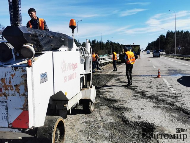 Дорожники взялися відновлювати трасу Житомир-Київ. ФОТО