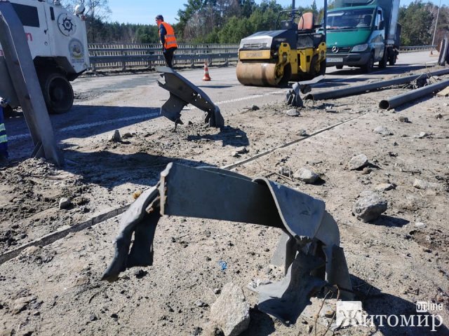 Дорожники взялися відновлювати трасу Житомир-Київ. ФОТО