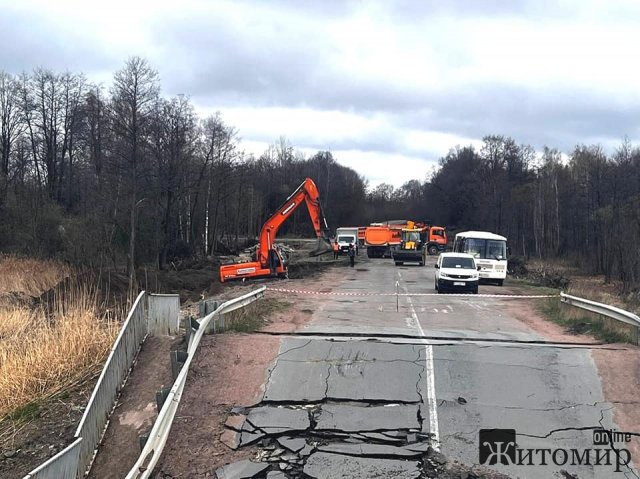 На автодорозі між Житомиром і Коростенем облаштовують тимчасову переправу. ФОТО