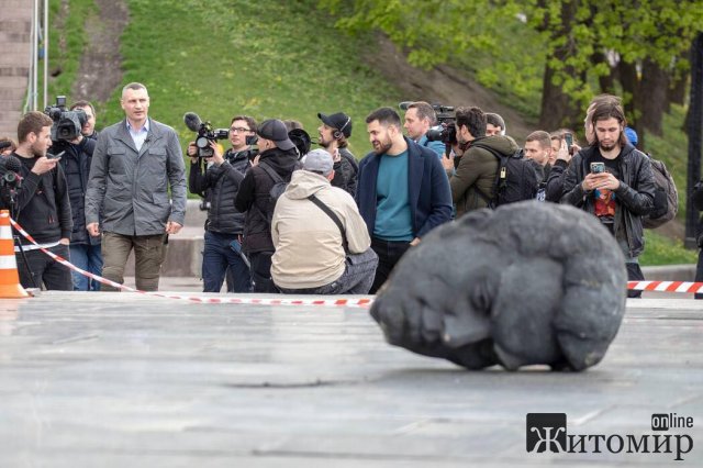 У Києві під час демонтажу скульптури двох робітників, відпала голова у російського "рабочєго" ФОТО