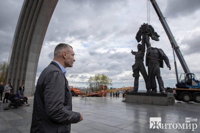 У Києві під час демонтажу скульптури двох робітників, відпала голова у російського "рабочєго" ФОТО