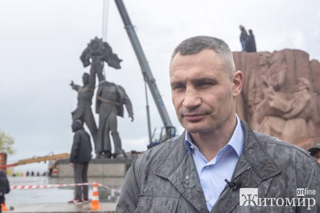 У Києві під час демонтажу скульптури двох робітників, відпала голова у російського "рабочєго" ФОТО