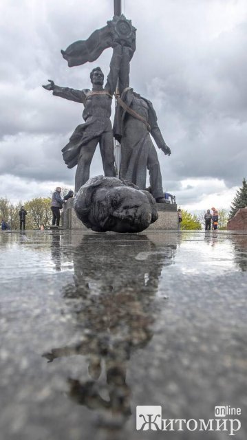 У Києві під час демонтажу скульптури двох робітників, відпала голова у російського "рабочєго" ФОТО