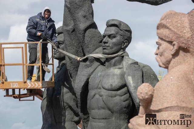 У Києві під час демонтажу скульптури двох робітників, відпала голова у російського "рабочєго" ФОТО