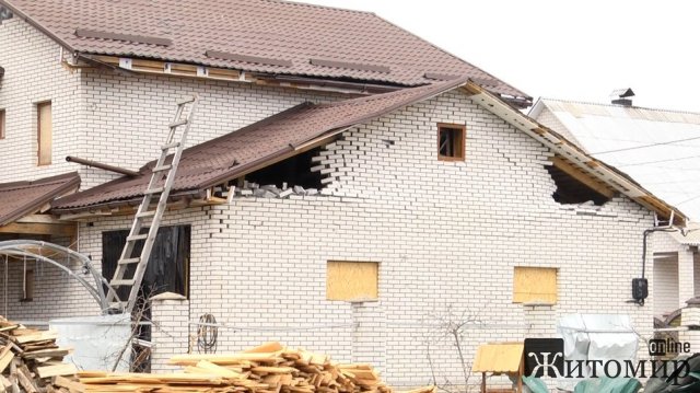 У місті на Житомирщині пенсіонерка ледь вціліла після бомбардування. ФОТО