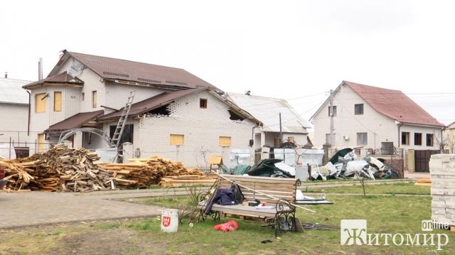 У місті на Житомирщині пенсіонерка ледь вціліла після бомбардування. ФОТО