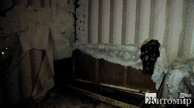 У місті на Житомирщині пенсіонерка ледь вціліла після бомбардування. ФОТО