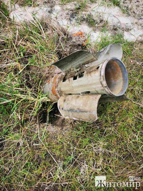 У селах Коростенського району піротехніки виявили та знешкодили реактивний снаряд, касетні елементи та артснаряди. ФОТО