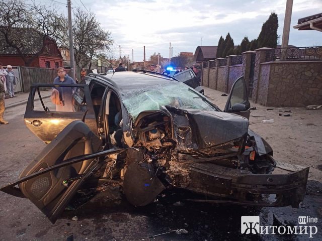У Бердичеві автомобіль в’їхав у камінний паркан: дві людини загинули, три травмовані. ФОТО