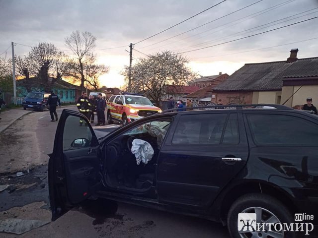 У Бердичеві автомобіль в’їхав у камінний паркан: дві людини загинули, три травмовані. ФОТО