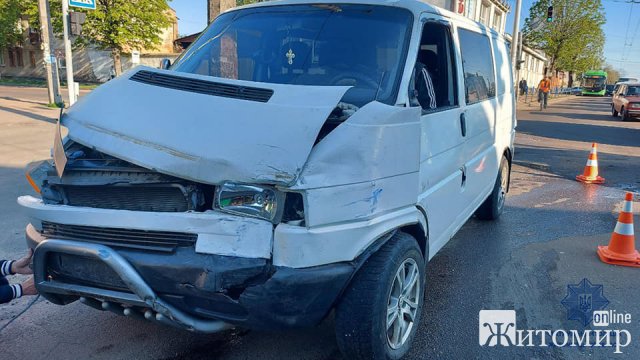На перехресті в Житомирі зіштовхнулись два автомобілі, один перекинувся на бік. ФОТО