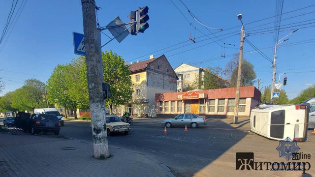 На перехресті в Житомирі зіштовхнулись два автомобілі, один перекинувся на бік. ФОТО