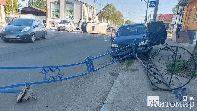 На перехресті в Житомирі зіштовхнулись два автомобілі, один перекинувся на бік. ФОТО