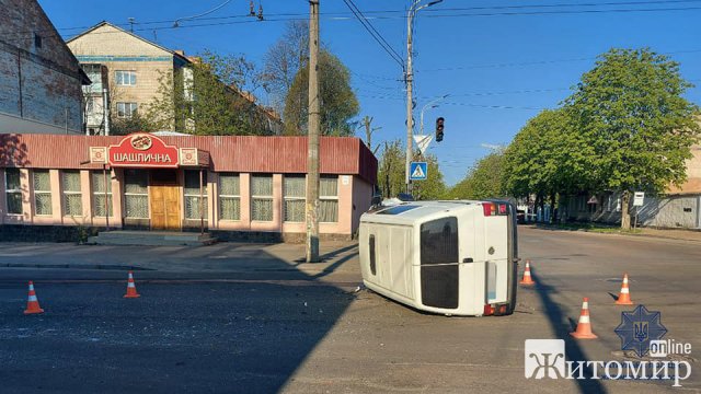 На перехресті в Житомирі зіштовхнулись два автомобілі, один перекинувся на бік. ФОТО