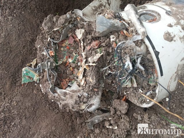 У Чуднові та селі Черняхівського району жителі виявили боєприпас та уламки ракети. ФОТО