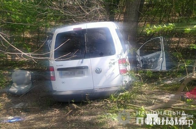 На автодорозі Житомир-Попільня Volkswagen злетів у кювет та врізався в дерево, загинув пасажир. ФОТО