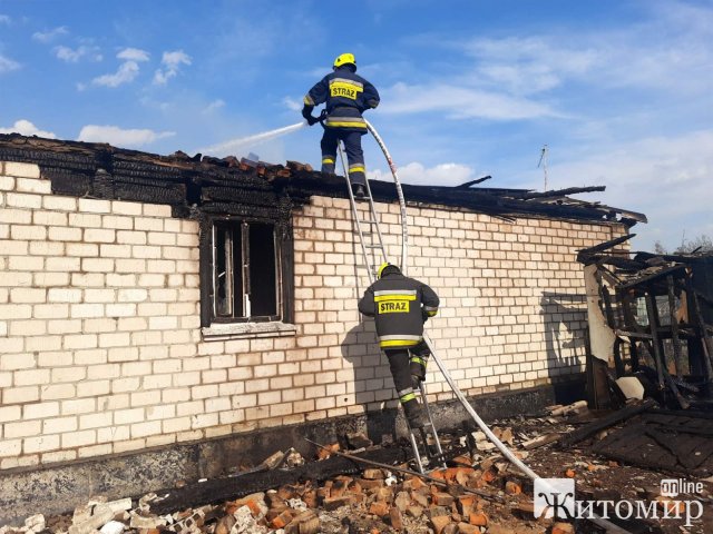 У Житомирському районі більше сотні людей гасили пожежу. ФОТО