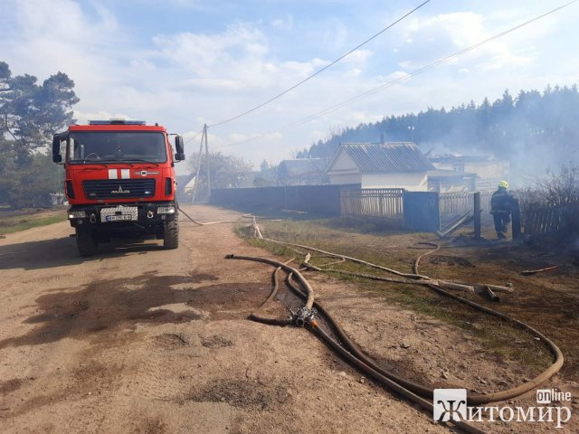 У Житомирському районі більше сотні людей гасили пожежу. ФОТО