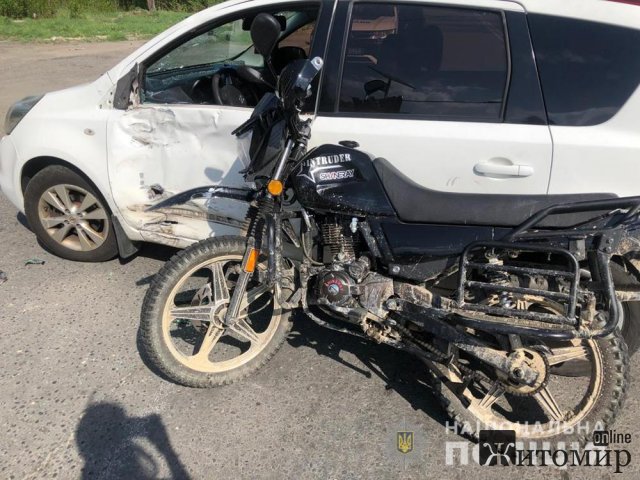 У Новограді-Волинському Nissan зіткнувся з мотоциклом: водій двоколісника у лікарні. ФОТО