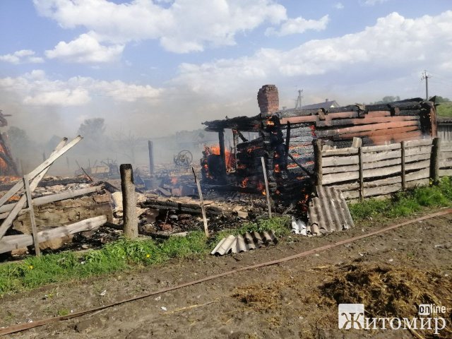 У селі Житомирської області загорілась господарча будівля, вогонь "охопив" ще шість приміщень та житловий будинок. ФОТО