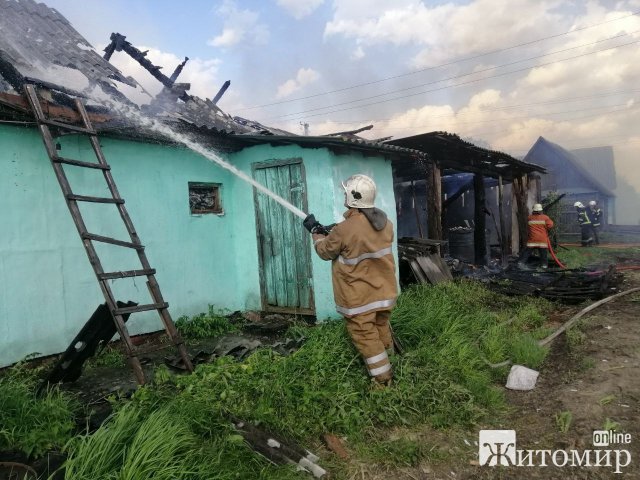 У селі Житомирської області загорілась господарча будівля, вогонь "охопив" ще шість приміщень та житловий будинок. ФОТО