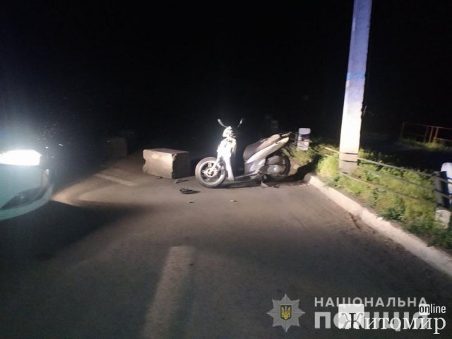 У місті Житомирської області водій скутера врізався бетонну плиту, що обмежувала рух перед пошкодженим мостом. ФОТО