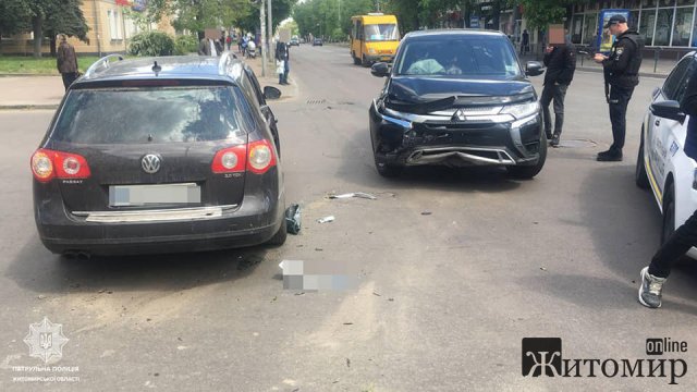 У Житомирі на перехресті Київської та Мазепи зіштовхнулись Volkswagen та Mitsubishi. ФОТО