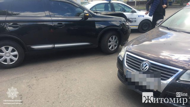 У Житомирі на перехресті Київської та Мазепи зіштовхнулись Volkswagen та Mitsubishi. ФОТО