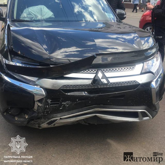 У Житомирі на перехресті Київської та Мазепи зіштовхнулись Volkswagen та Mitsubishi. ФОТО
